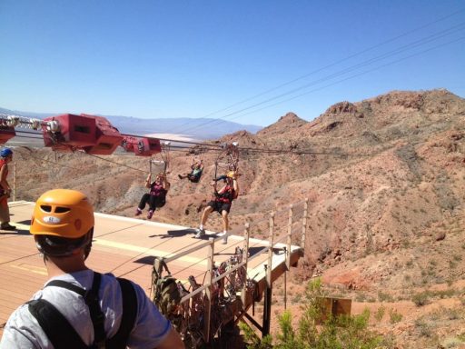 Visitante en tirolesa de alto impacto sobre paisajes naturales