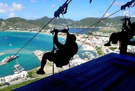Tirolesa integrada al paisaje natural con diseño sostenible