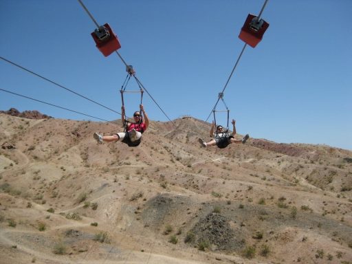 ¡La esperada llegada está cerca! Los aventureros en tirolesa se aproximan a la plataforma de aterrizaje.