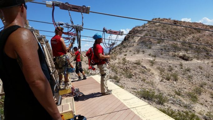 Un instructor repasa los procedimientos de vuelo seguro