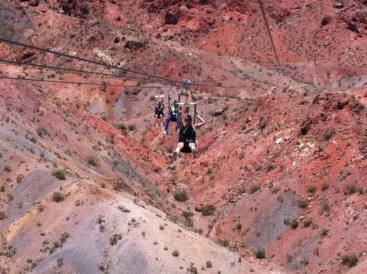 Una persona disfrutando de un vuelo de tirolesa