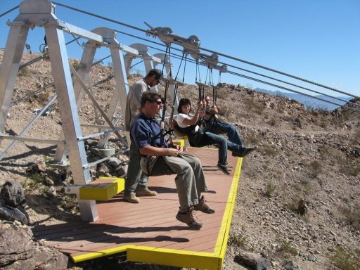 Personas a punto de ser lanzadas en su recorrido en tirolesa